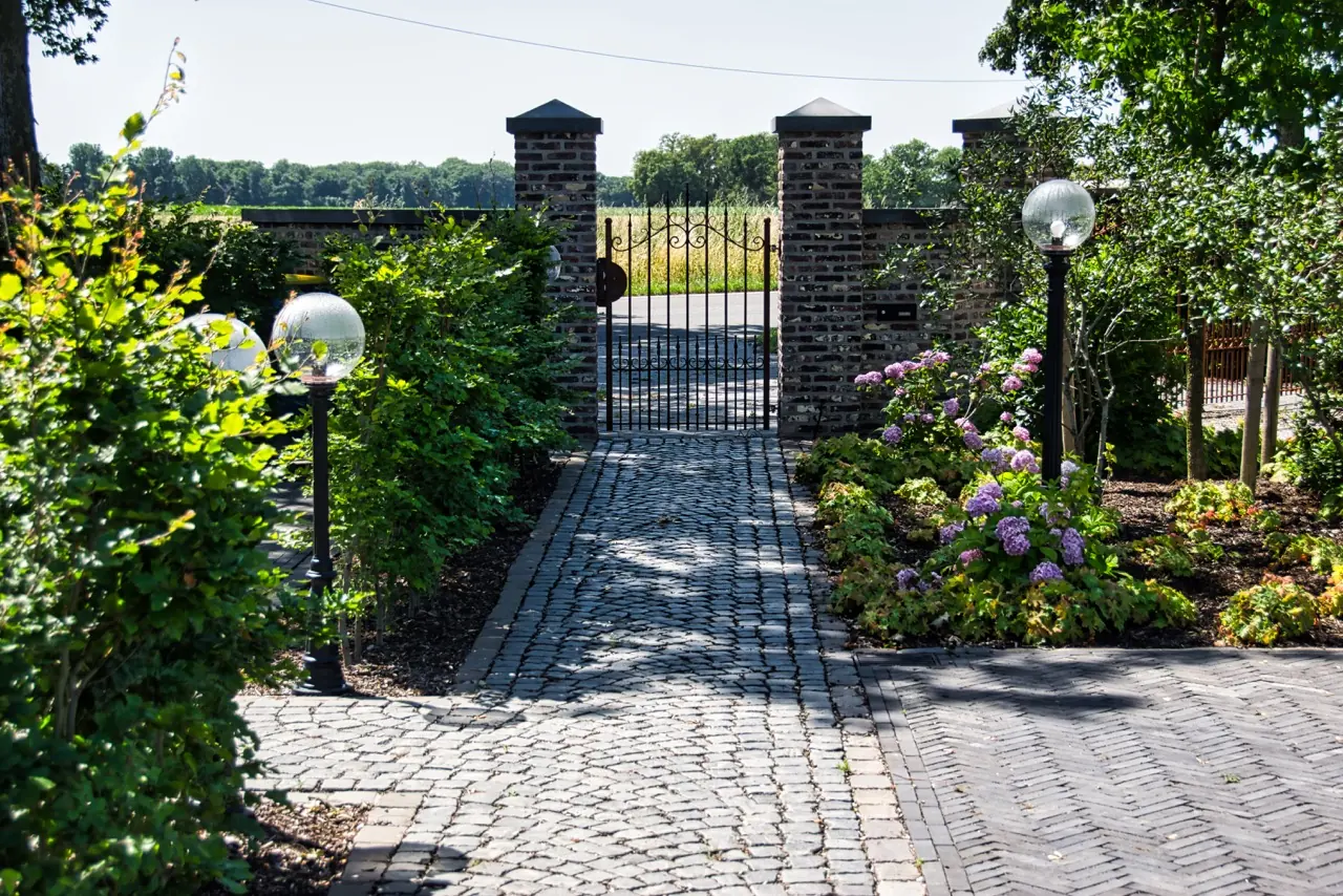 Zufahrt und Garten eines Landhauses in Winnekendonk